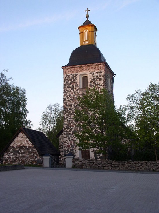 Tammelan keskiaikaisessa harmaakivikirkossa on Suomen toiseksi pisin kirkkokäytävä. (Kuva: Wikipedia)